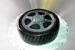 tortas-fondant-hombre-y-deportes-forma-de-rueda-neumatico-y-llanta